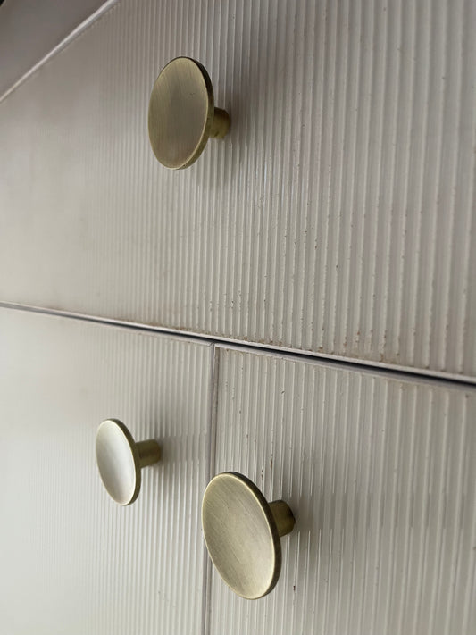 DK3005 Brasss Antique Finish | 4-Pieces | Cabinet Door Drawer Knob, Kitchen Dresser Wardrobe Pull Handle, Round Cabinet Knob, Vintage Drawer Knob